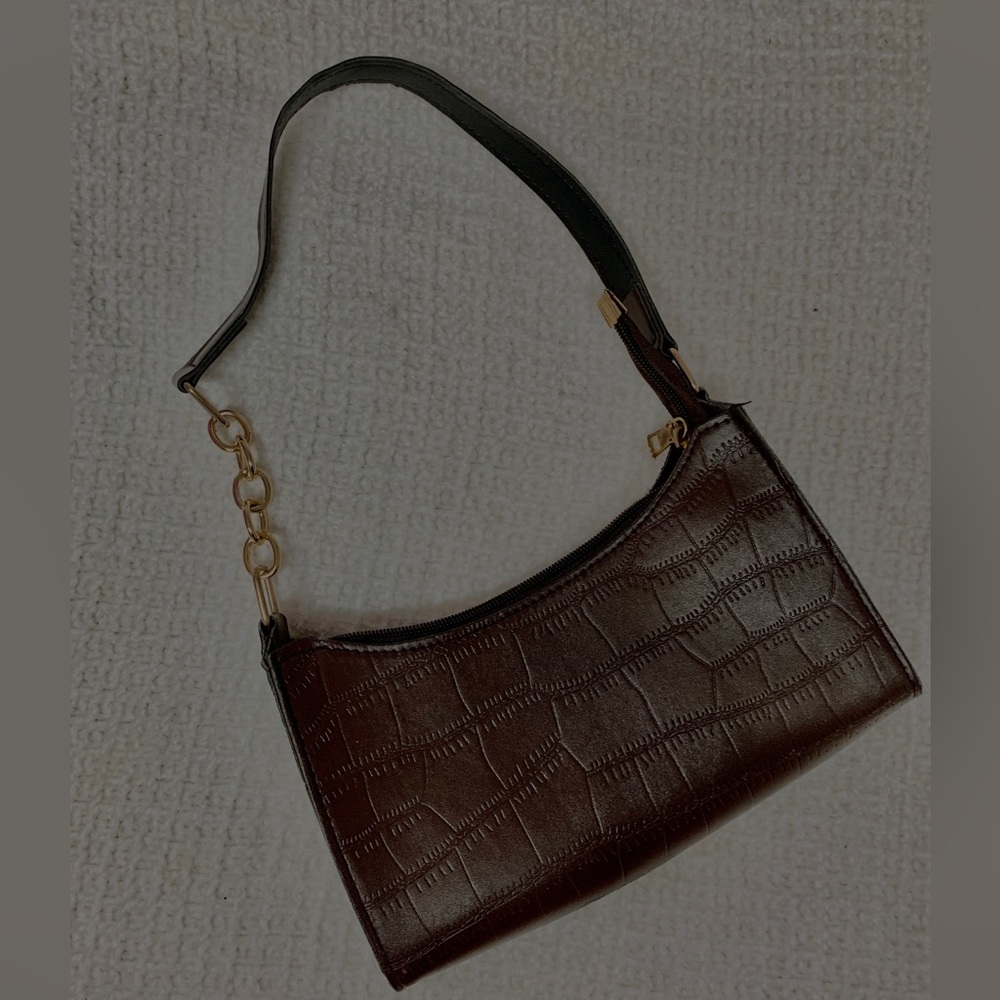 Brown shoulder bag with gold zipper